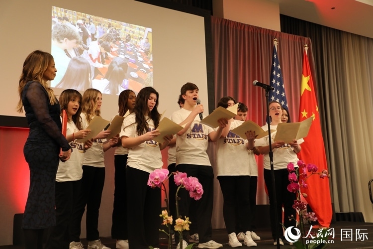馬斯卡廷中學(xué)的學(xué)生們還深情演唱了表現(xiàn)中美兩國人民友誼的歌曲《情緣留住永恒的記憶》。 人民網(wǎng)記者 李志偉攝