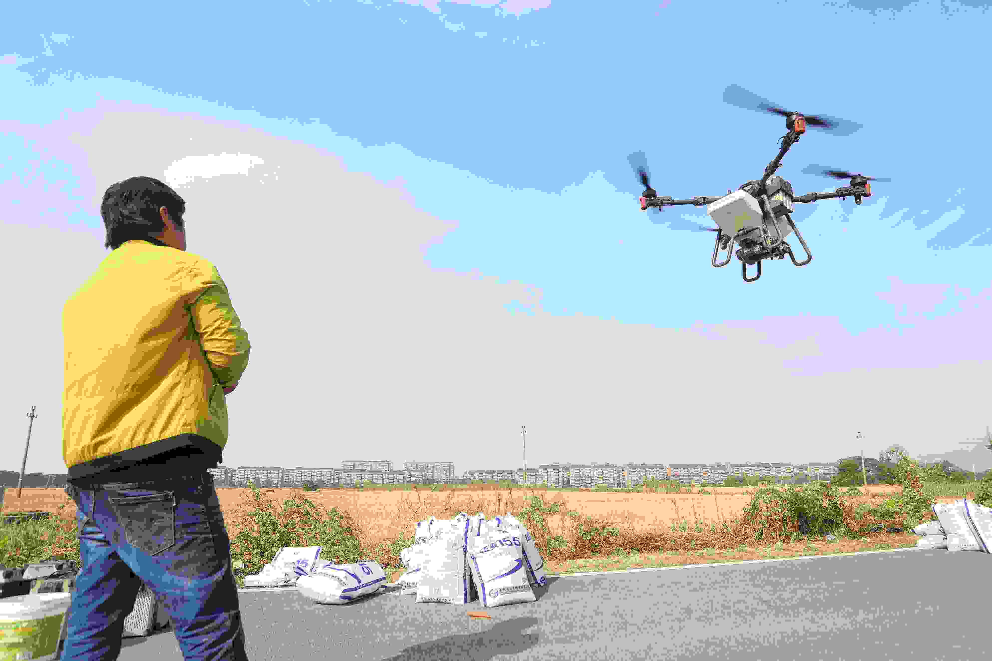 2023年11月15日，浙江嘉興，南湖區(qū)七星街道一處農(nóng)田里，農(nóng)民操縱無人機(jī)進(jìn)行冬小麥飛播。