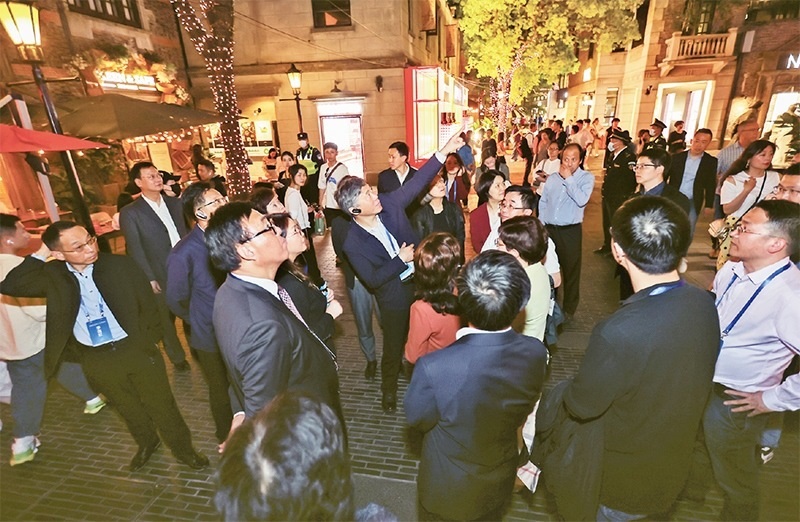 2023年4月18日，全國無黨派人士考察團來到位于上海市黃浦區(qū)的上海新天地開放式街區(qū)考察夜經濟。 新華社記者 王翔/攝