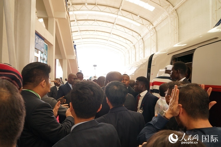人們爭相前往紅線試乘。人民網(wǎng)記者 姜宣攝