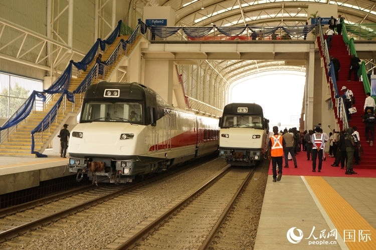 紅線車輛整裝待發(fā)。人民網(wǎng)記者 姜宣攝