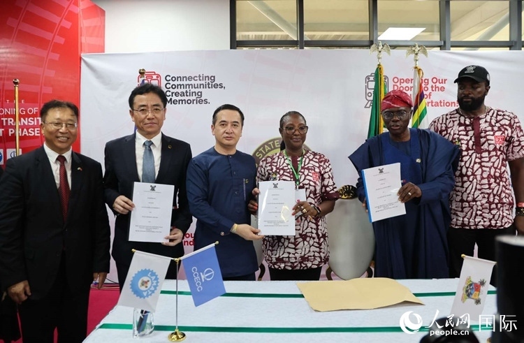 中國土木尼日利亞公司執(zhí)行董事張志臣（左三）與桑沃-奧盧（右二）分別代表雙方簽署了項目二期合同。閆玉娟攝