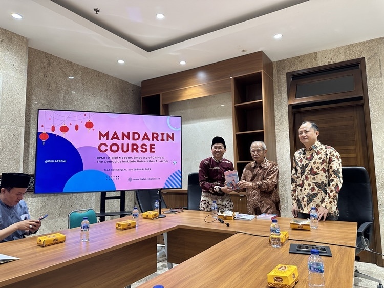 阿拉扎大學(xué)孔子學(xué)院向獨立清真寺贈書。阿拉扎大學(xué)孔子學(xué)院供圖