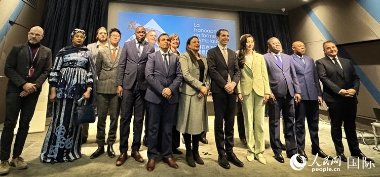 第28屆法語(yǔ)活動(dòng)月新聞發(fā)布會(huì)出席嘉賓合影留念。人民網(wǎng) 謝瑩攝