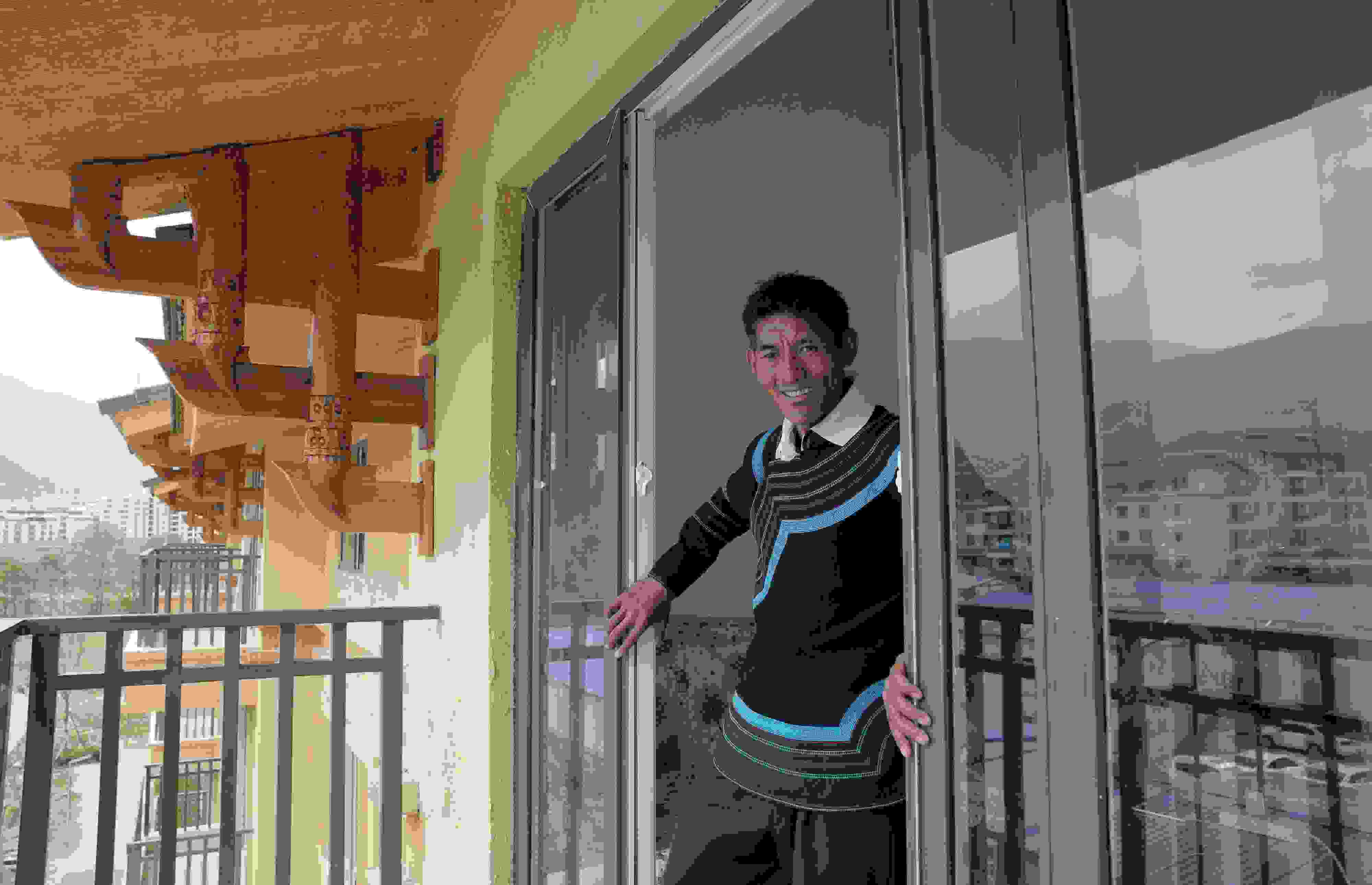 2020年5月14日，四川涼山彝族自治州昭覺(jué)縣，“懸崖村”村民某色伍哈入住新房。