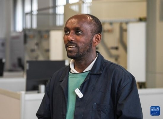 2月15日，在亞的斯亞貝巴的埃塞俄比亞聯(lián)邦職業(yè)技術(shù)培訓(xùn)學(xué)院，魯班工坊當(dāng)?shù)亟處熂s納斯·阿凱萊（中文名艾友涵）接受新華社采訪。