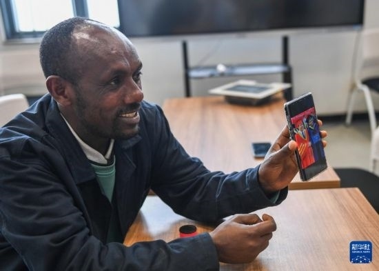 2月15日，在亞的斯亞貝巴的埃塞俄比亞聯(lián)邦職業(yè)技術(shù)培訓(xùn)學(xué)院，魯班工坊當(dāng)?shù)亟處熂s納斯·阿凱萊（中文名艾友涵）展示在中國學(xué)習(xí)時的照片。