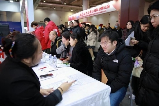 求職者與用人單位溝通交流。新華社記者 張博群 攝