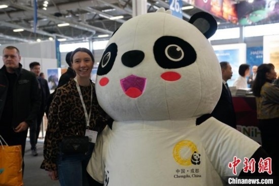 3月5日，2024年柏林國際旅游交易會(ITB)在柏林會展中心拉開帷幕。以“你好！中國”為主題的中國展區(qū)當日亮相展會。圖為觀眾與大熊貓人偶合影。中新社記者 馬秀秀 攝