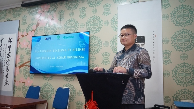 海信印尼公司總經(jīng)理李現(xiàn)委致辭。阿拉扎大學(xué)孔子學(xué)院供圖