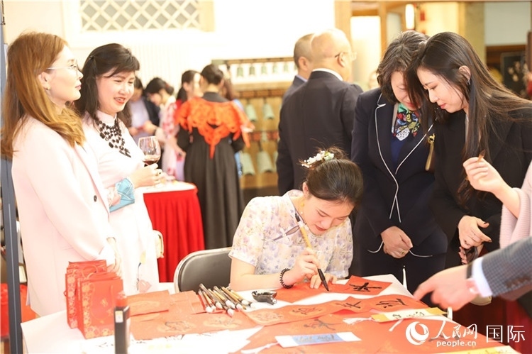 現(xiàn)場書法體驗(yàn)。人民網(wǎng)記者 霍文攝