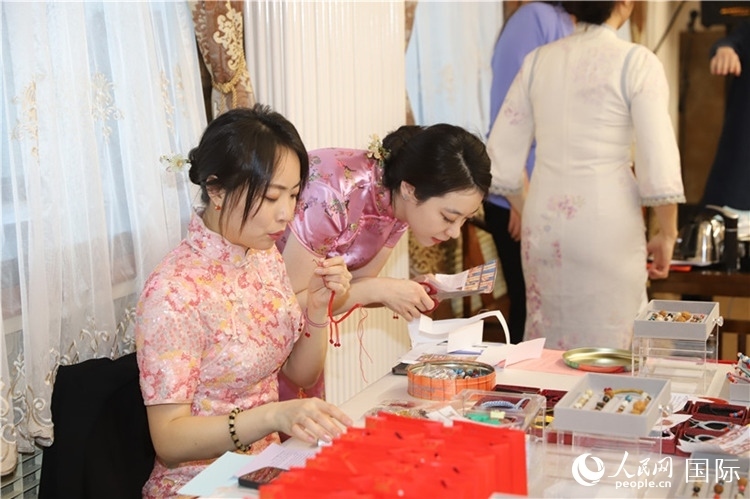 孔院教師展示剪紙。人民網(wǎng)記者 霍文攝