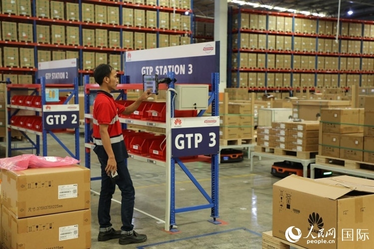 華為5G智能倉庫里，工作人員正在利用智能系統(tǒng)辦公。人民網(wǎng)記者 曹師韻攝