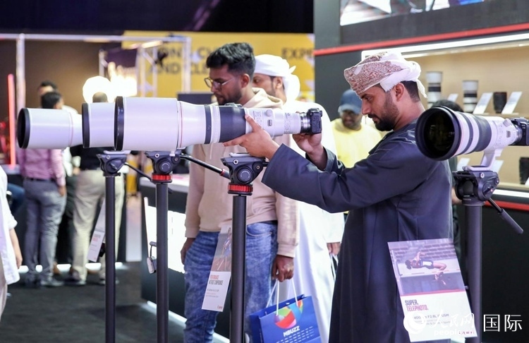 參觀者在體驗(yàn)攝影設(shè)備。人民網(wǎng)塔里克·易卜拉欣攝