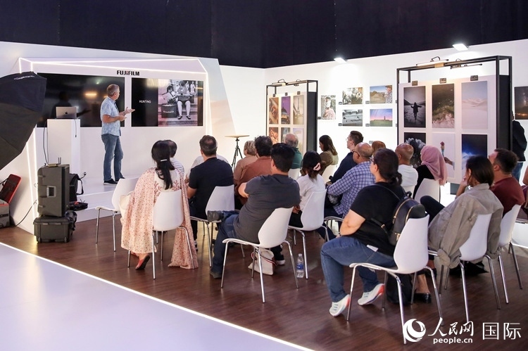 觀眾在參加攝影講座。人民網(wǎng)塔里克·易卜拉欣攝