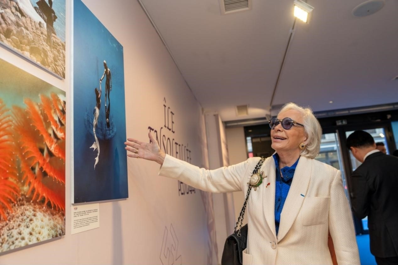 世界旅游組織特別顧問(wèn)瑪麗-皮埃爾·布歇-奧利耶觀看活動(dòng)現(xiàn)場(chǎng)圖片展覽。活動(dòng)主辦方供圖