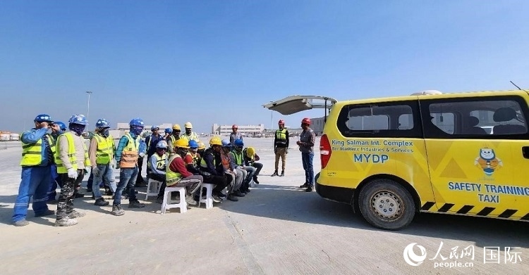 安全宣講出租車在現(xiàn)場播放安全視頻。人民網(wǎng)記者 管克江攝