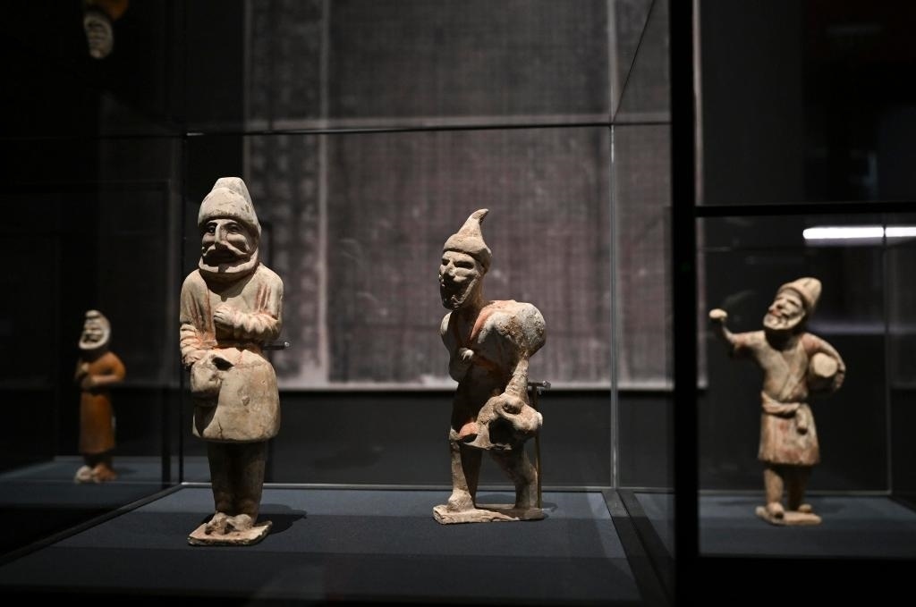 “歷史之遇——中國(guó)與西亞古代文明交流展”于1月12日至4月11日在故宮午門正殿展廳舉行。這是展出的陶彩繪人俑（1月10日攝）。新華社記者金良快攝