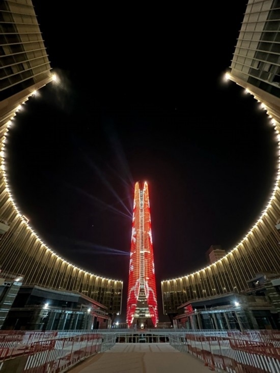  2024年2月9日，埃及開羅以東建設(shè)中的埃及新行政首都中央商務(wù)區(qū)項目上演燈光秀，迎接龍年春節(jié)。新華社發(fā)（黎炳宏攝）