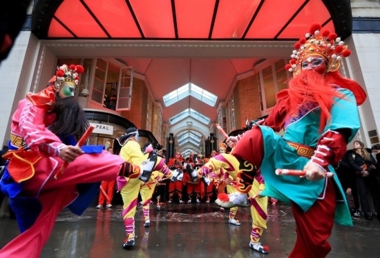  2024年2月10日，來自廣東普寧的英歌舞團演員在英國倫敦伯靈頓拱廊街表演英歌舞。新華社記者 李穎 攝