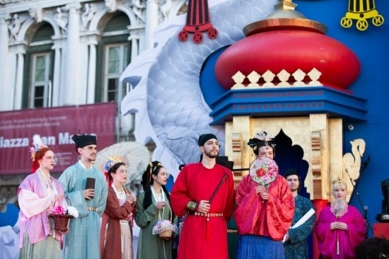  2024年2月13日，在意大利威尼斯，志愿者身著漢服進行表演。新華社記者 李京 攝