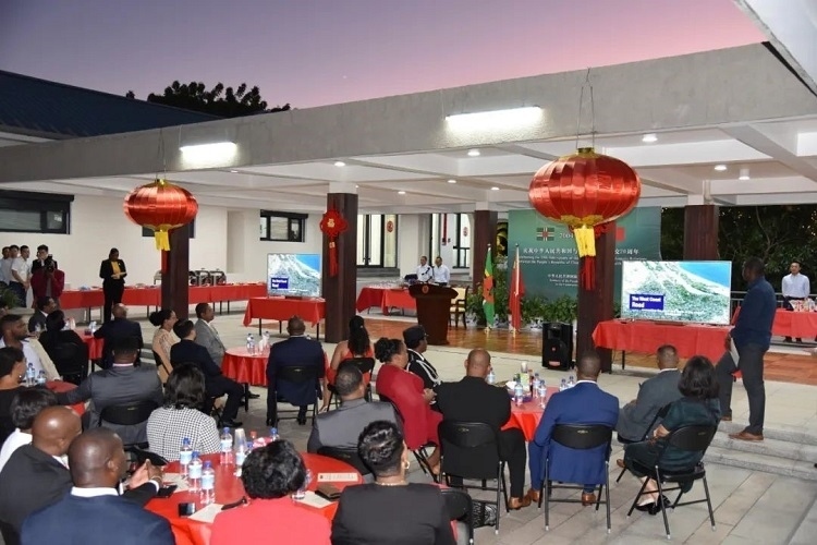 當(dāng)?shù)貢r(shí)間3月13日，慶祝中國(guó)與多米尼克建交20周年招待會(huì)在中國(guó)駐多大使館舉行。中國(guó)駐多米尼克大使館供圖