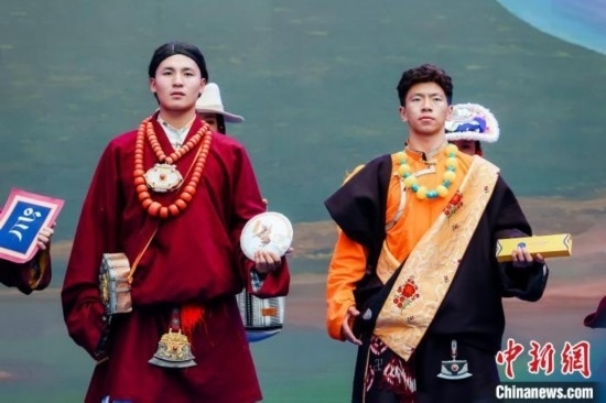 圖為身著民族服飾的演員們展示果洛特產(chǎn)。 果洛州文體旅游廣電局 供圖