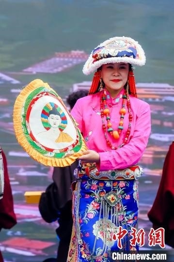圖為身著民族服飾的演員們展示果洛特色產(chǎn)品。 果洛州文體旅游廣電局 供圖