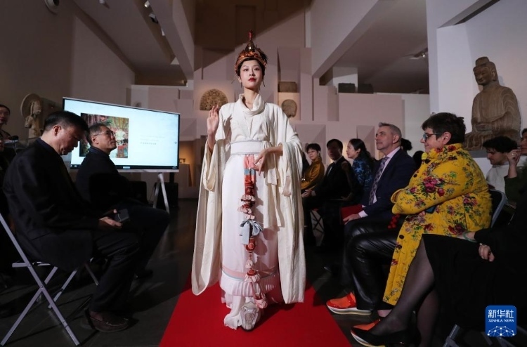 3月13日，在位于法國巴黎的吉美國立亞洲藝術(shù)博物館，模特展示敦煌復(fù)原服飾。新華社記者 高靜 攝