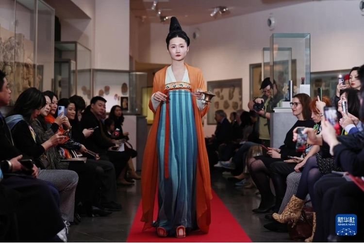 3月13日，在位于法國巴黎的吉美國立亞洲藝術(shù)博物館，模特展示敦煌復(fù)原服飾。新華社記者 高靜 攝