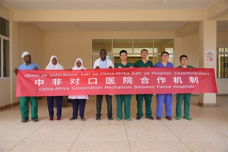 醫(yī)療隊(duì)隊(duì)隊(duì)員和基文吉區(qū)醫(yī)院院長（左四）及醫(yī)護(hù)人員合影。中國援桑醫(yī)療隊(duì)供圖