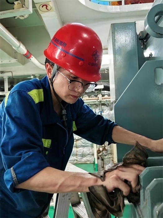 “天鯤號(hào)”工作人員正在對(duì)設(shè)備進(jìn)行清潔維護(hù)?！疤祧H號(hào)”供圖