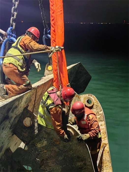 工作人員正在修理橫移錨纜。 “天鯤號(hào)”供圖