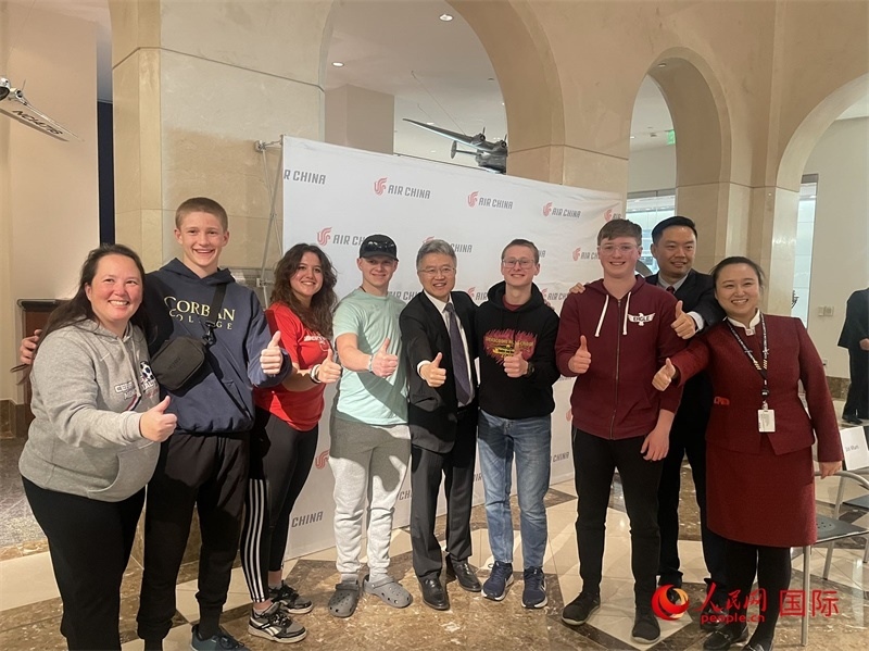 師生們出發(fā)前與國航工作人員合影留念。人民網(wǎng)記者 鄧圩攝