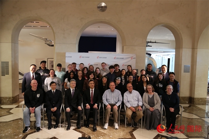 美國高中學(xué)生交流團全體與前來送行的各方代表合影。人民網(wǎng)記者 鄧圩攝