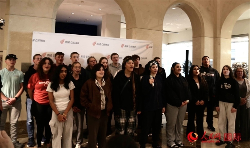 全體美國高中生合唱《希望的田野》。人民網(wǎng)記者 鄧圩攝