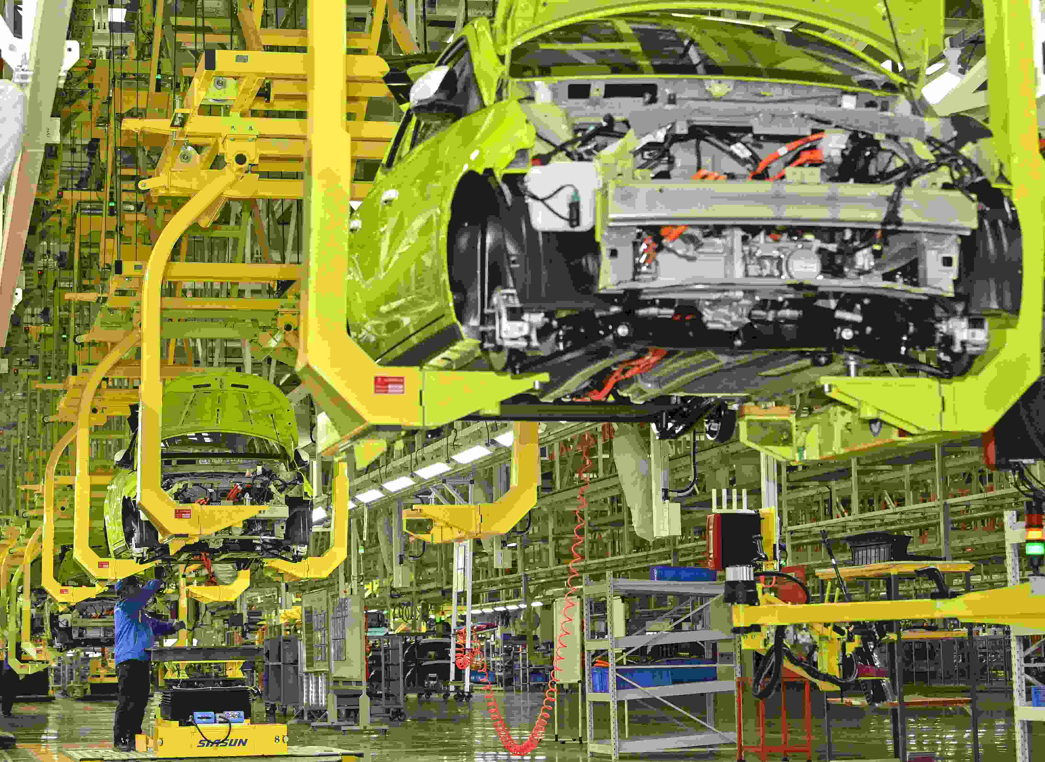 △ 2024年2月27日，一家新能源汽車(chē)公司的總裝車(chē)間生產(chǎn)線上，工人正在加緊生產(chǎn)趕訂單。