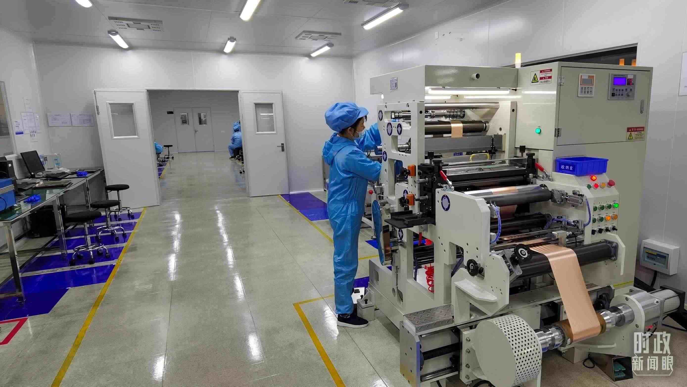 △企業(yè)員工將冷壓后的極片裁出規(guī)定尺寸，用于鋰電池制作。（總臺(tái)央視記者郭鴻拍攝）