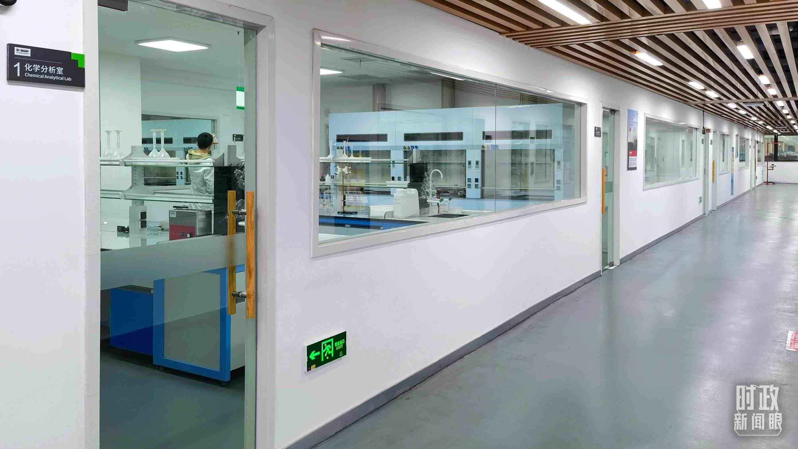 △巴斯夫杉杉電池材料有限公司化學(xué)分析室。（總臺(tái)央視記者石丞拍攝）