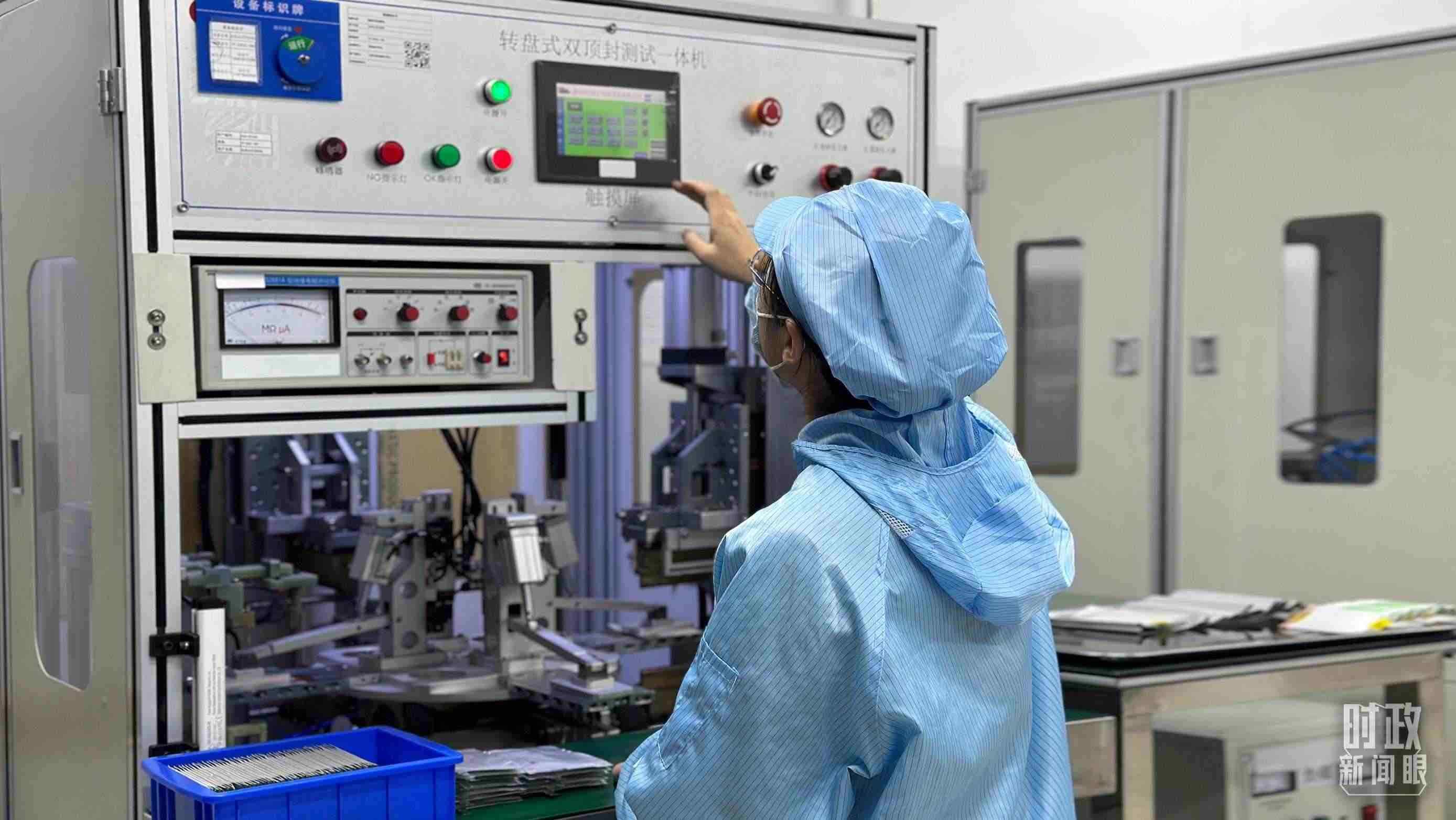 △企業(yè)電池技術(shù)中心內(nèi)，員工正在進(jìn)行電池封裝。（總臺(tái)央視記者盧心雨拍攝）