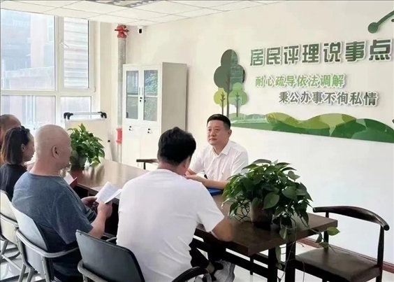 村（居）民評理說事點調(diào)解矛盾糾紛。遼寧省司法廳供圖