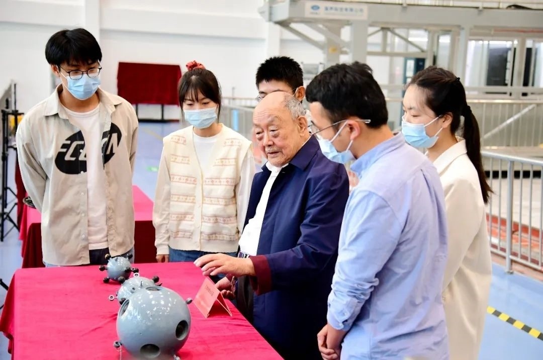 楊士莪院士在實驗室指導(dǎo)學(xué)生。哈爾濱工程大學(xué)供圖