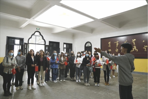 2021年5月20日，少數(shù)民族學(xué)生在湖南第一師范學(xué)院進(jìn)行紅色研學(xué)活動(dòng)，共同追尋那段紅色歲月的足跡。