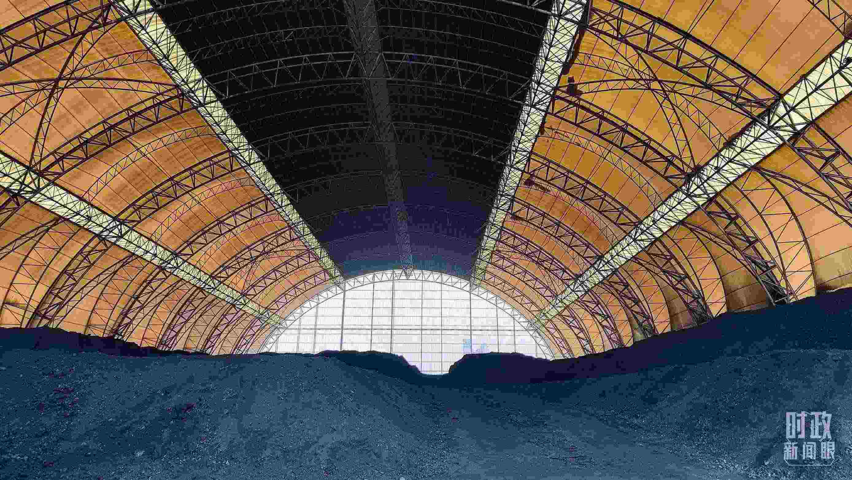 山西瑞光熱電有限責(zé)任公司儲煤場。2022年1月，習(xí)近平來到這里察看煤場儲煤情況。（總臺央視記者楊立峰拍攝）