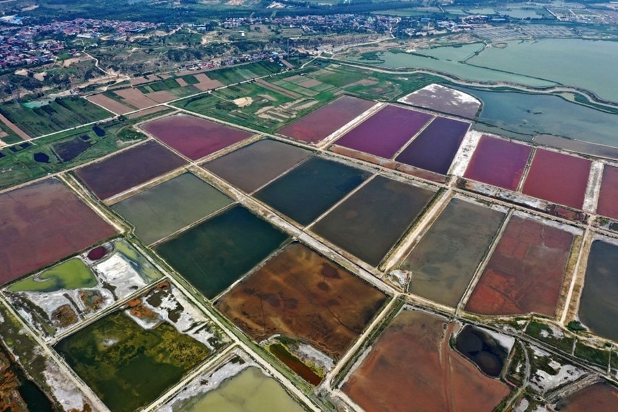 這是2023年7月11日拍攝的山西運城鹽湖一角（無人機照片）。按照“生態(tài)優(yōu)先、保護為主、適度開發(fā)”的原則，2020年9月，運城市全面停止鹽湖范圍內(nèi)的工業(yè)生產(chǎn)活動。近年來，千年鹽湖正在向生態(tài)保護、風(fēng)貌重塑、產(chǎn)業(yè)轉(zhuǎn)型、全域旅游的“綠色發(fā)展”轉(zhuǎn)變。