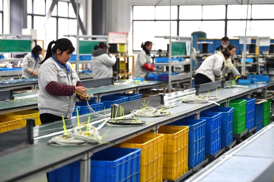 2022年2月16日，工作人員在安徽省滁州市汊河軌道交通裝備產(chǎn)業(yè)園的一家軌道交通裝備企業(yè)生產(chǎn)線上忙碌。安徽省滁州市來安縣汊河鎮(zhèn)地處皖蘇交界，緊鄰南京市江北新區(qū)。近年來，來安縣成為承接南京產(chǎn)業(yè)轉(zhuǎn)移的前沿陣地，汊河這個曾經(jīng)的傳統(tǒng)農(nóng)業(yè)小鎮(zhèn)緊抓機遇，開始深度融入長三角，參與產(chǎn)業(yè)協(xié)作分工。產(chǎn)業(yè)園吸引了越來越多長三角地區(qū)軌道交通企業(yè)入駐，形成了鐵路客車、城際軌道零部件研發(fā)、生產(chǎn)、銷售的產(chǎn)業(yè)集群。