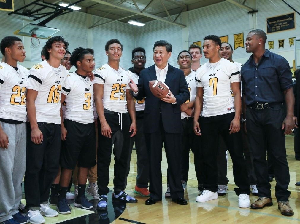 2015年9月23日，國家主席習近平參觀美國塔科馬市林肯中學。這是習近平在學校體育館，同上橄欖球訓練課的學生們親切交談。新華社記者 蘭紅光 攝