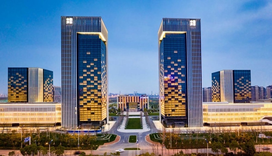 這是2019年3月13日拍攝的位于安徽合肥的中國聲谷產(chǎn)業(yè)園（無人機照片）。截至2024年，中國聲谷入駐企業(yè)超過2000戶，年產(chǎn)值超過2000億元，形成以智能語音及人工智能產(chǎn)業(yè)為核心的新一代信息技術(shù)產(chǎn)業(yè)集群。