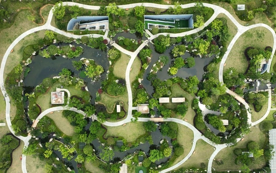 這是2023年6月15日拍攝的以“地上花園+地下治污”設(shè)計理念建設(shè)的九江市雙溪公園（無人機照片）。近年來，江西省九江市啟動中心城區(qū)水環(huán)境綜合整治工程，通過地下污水治理、岸線生態(tài)修復(fù)、興建“公園式”污水處理廠、城市智慧管網(wǎng)管控等措施，改善水環(huán)境，城市面貌煥然一新。