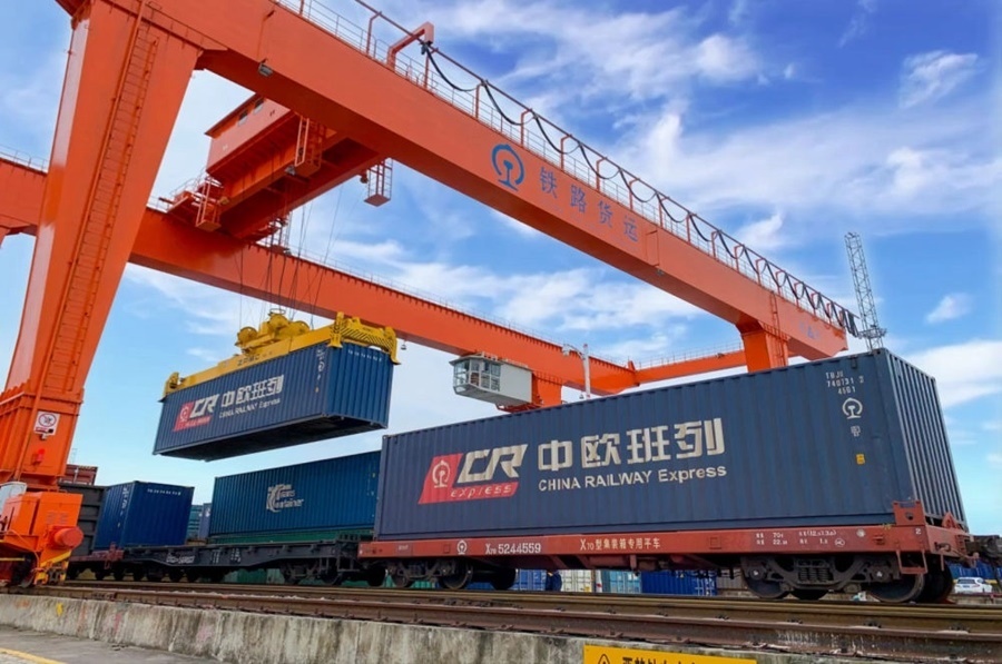 2022年4月29日，在鐵路合肥北站物流基地集裝箱作業(yè)區(qū)，龍門吊吊裝準備發(fā)運的中歐班列集裝箱。